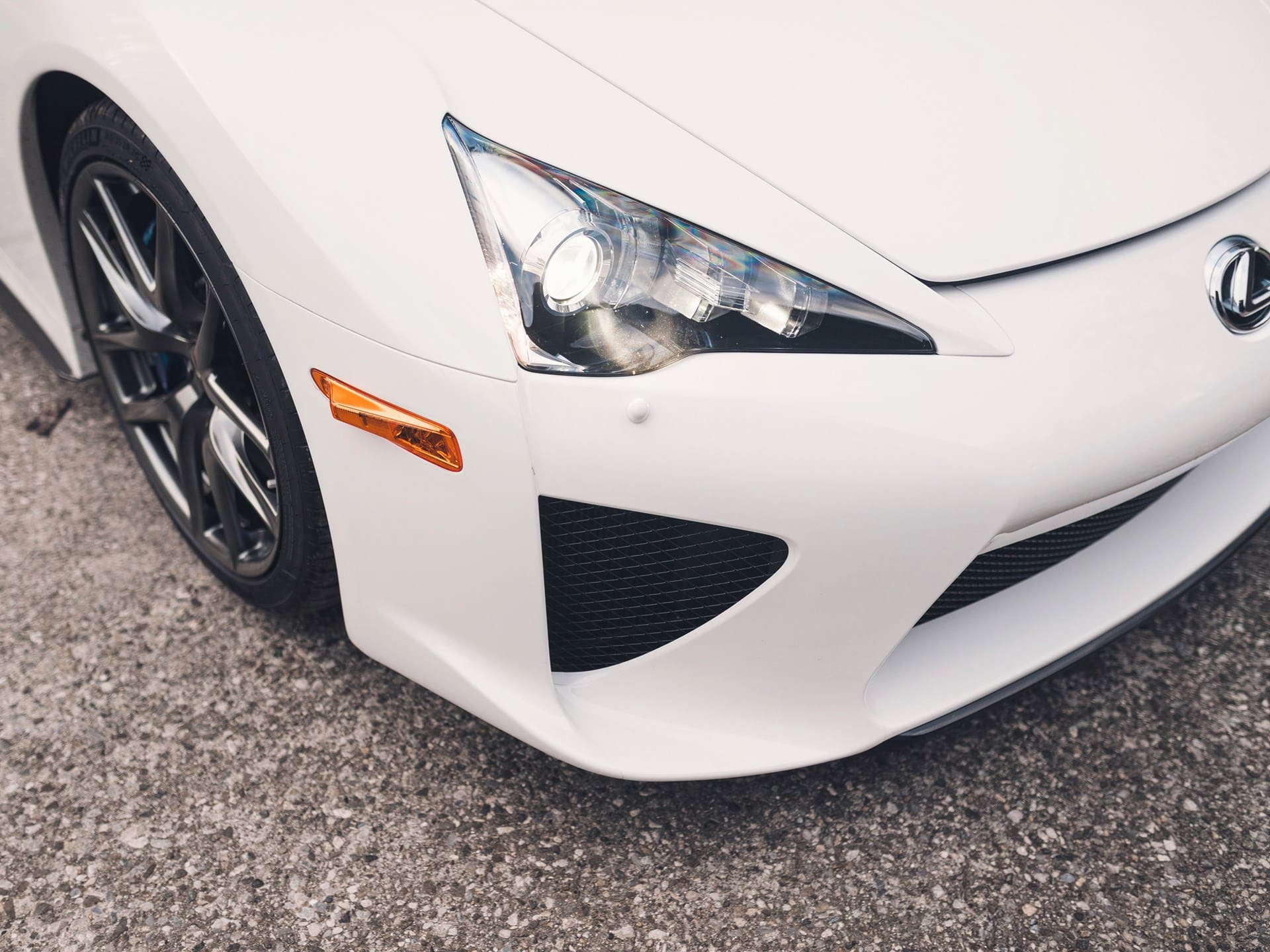 2011 Lexus LFA JTHHX8BH8B1000209 29